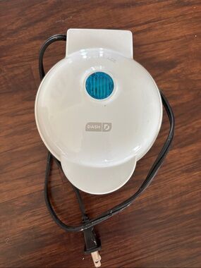 Dash White Mini Sandwich Maker with Blue Indicator